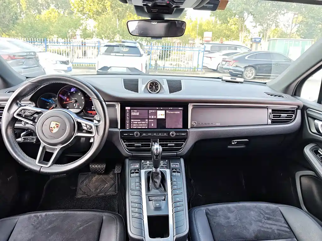 Porsche Macan — миниатюра 7