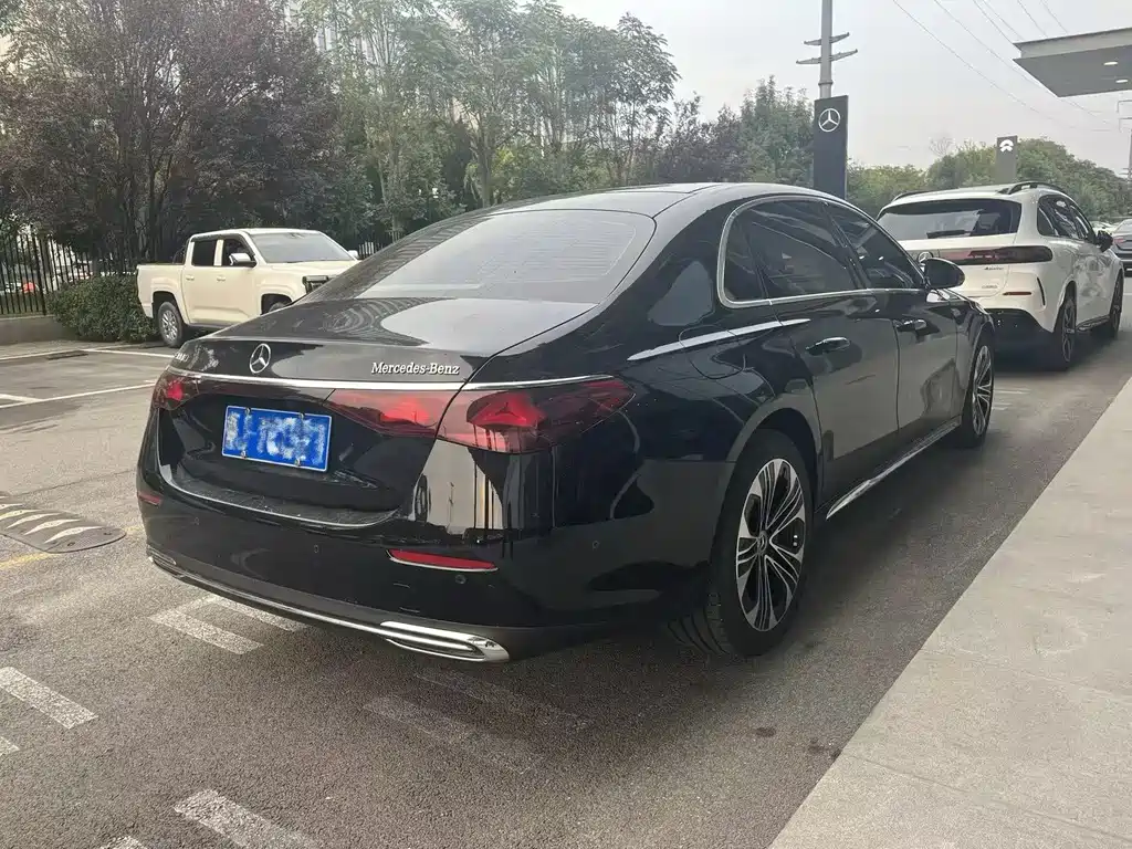 Mercedes-Benz E-Class — миниатюра 9