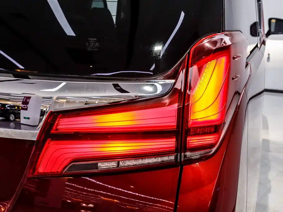Toyota Alphard — миниатюра 27