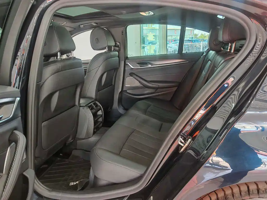 BMW 5 Series (Import) — миниатюра 11