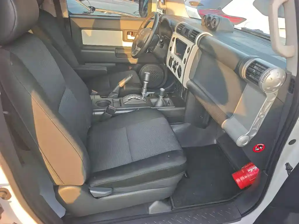 Toyota FJ Cruiser — миниатюра 12