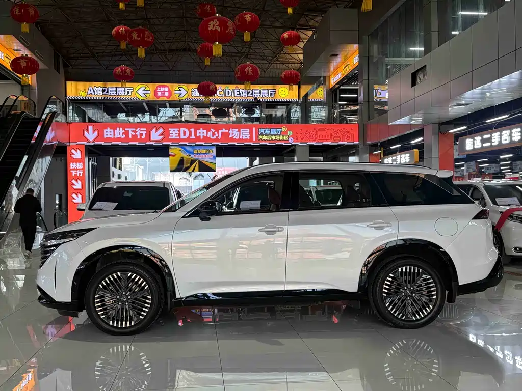 NISSAN EXPLORING THE LAND