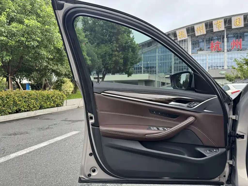 BMW 5 Series New Energy — миниатюра 8