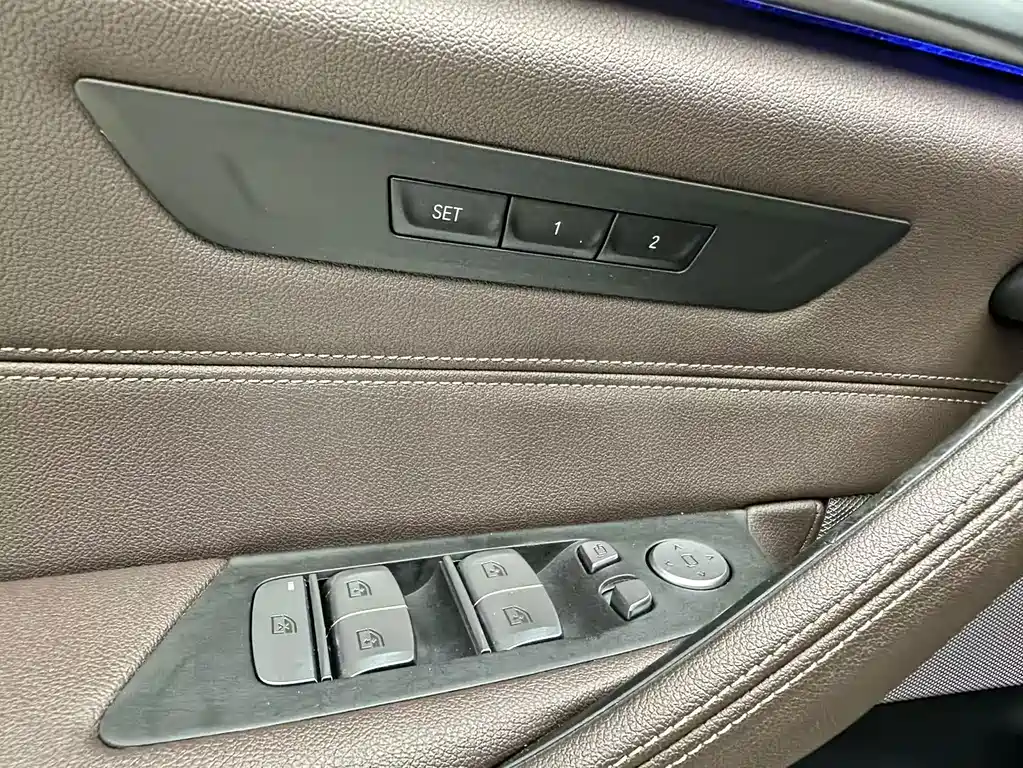 BMW 5 Series — миниатюра 10