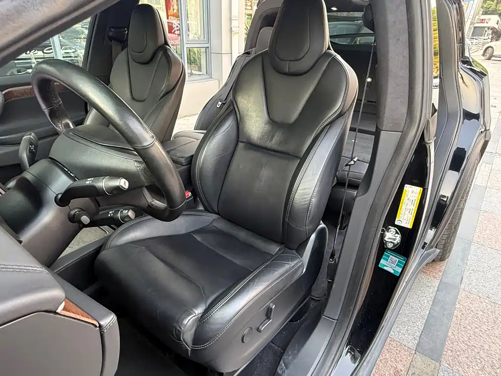 Tesla Model X — миниатюра 16
