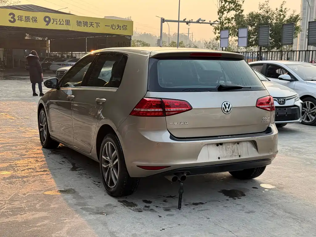 VOLKSWAGEN GOLF
