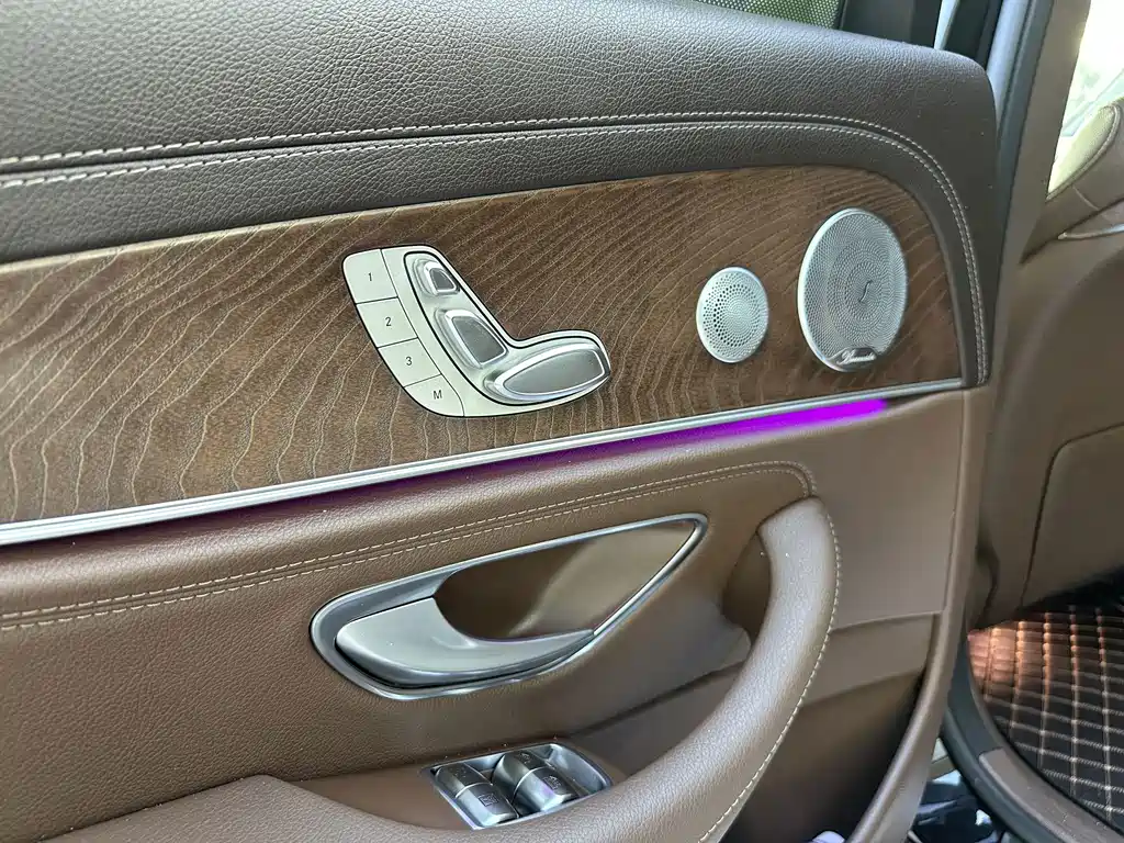 Mercedes-Benz E-Class — миниатюра 8