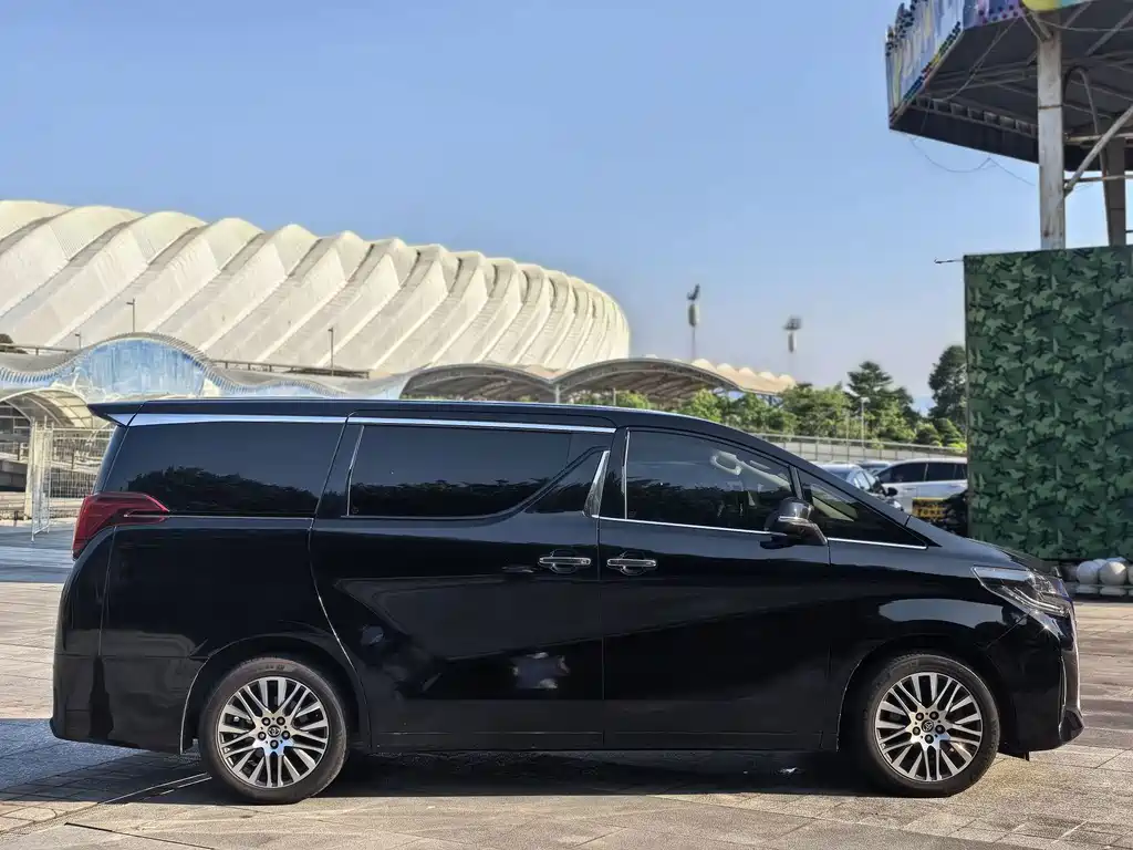 Toyota Alphard — миниатюра 4