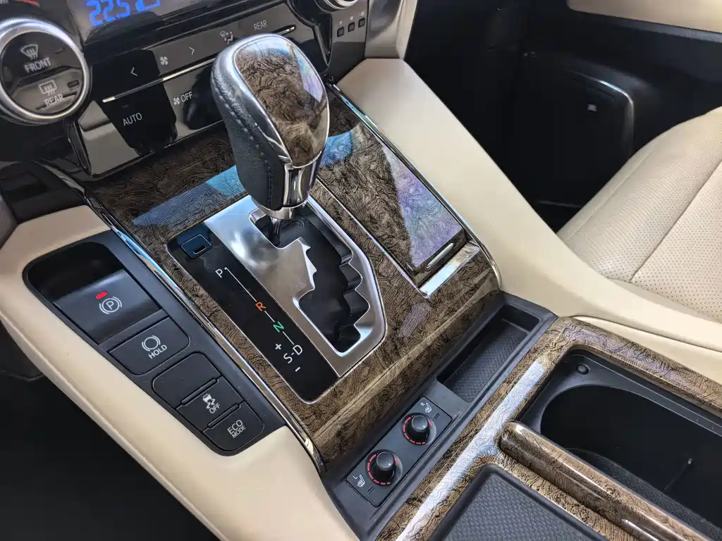 Toyota Alphard — миниатюра 17