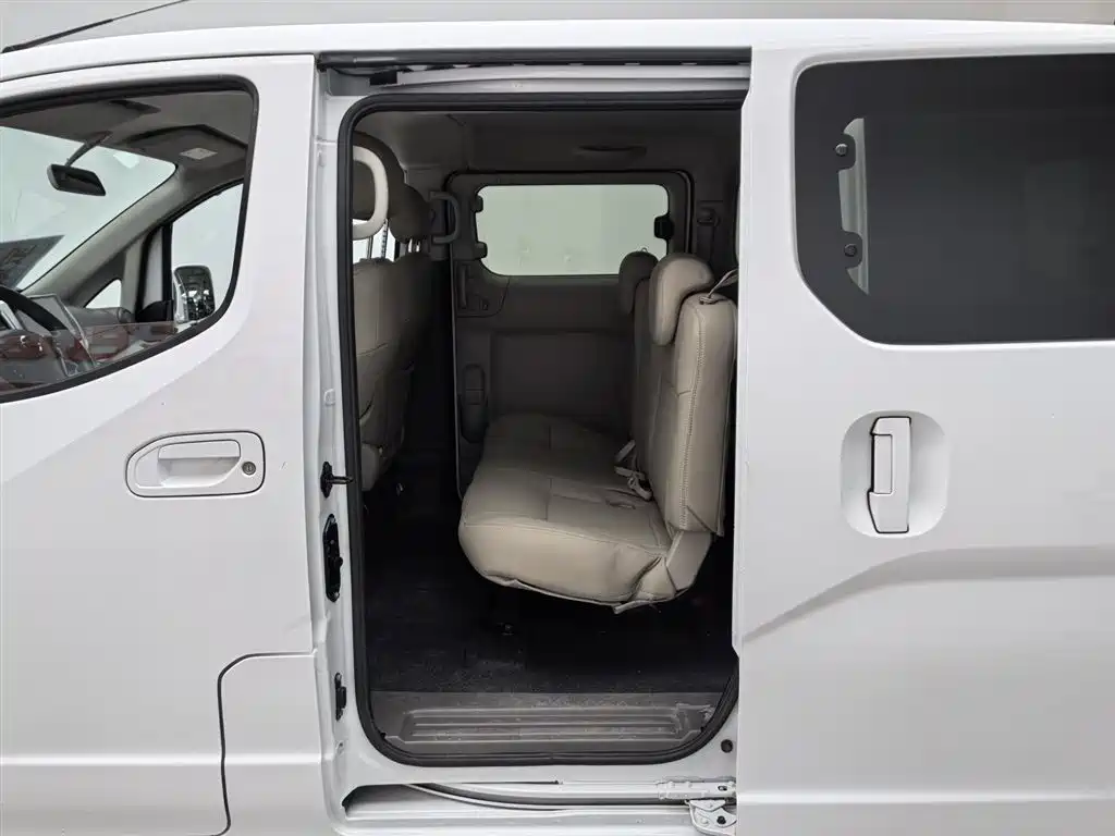 NISSAN NV200