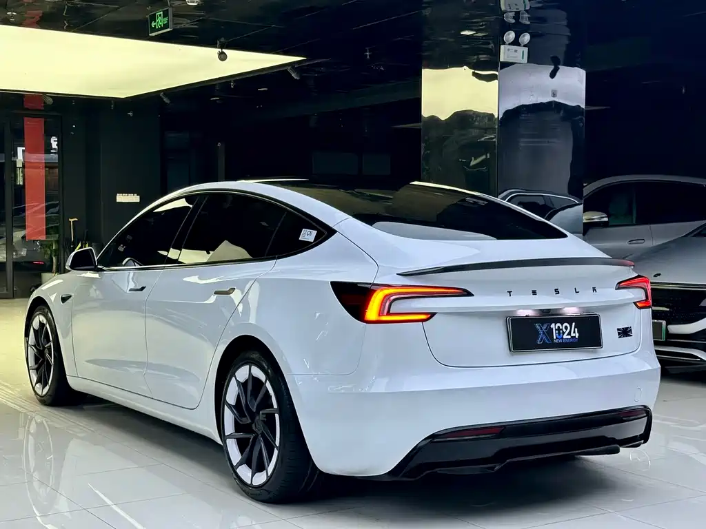 Tesla Model 3 — миниатюра 6