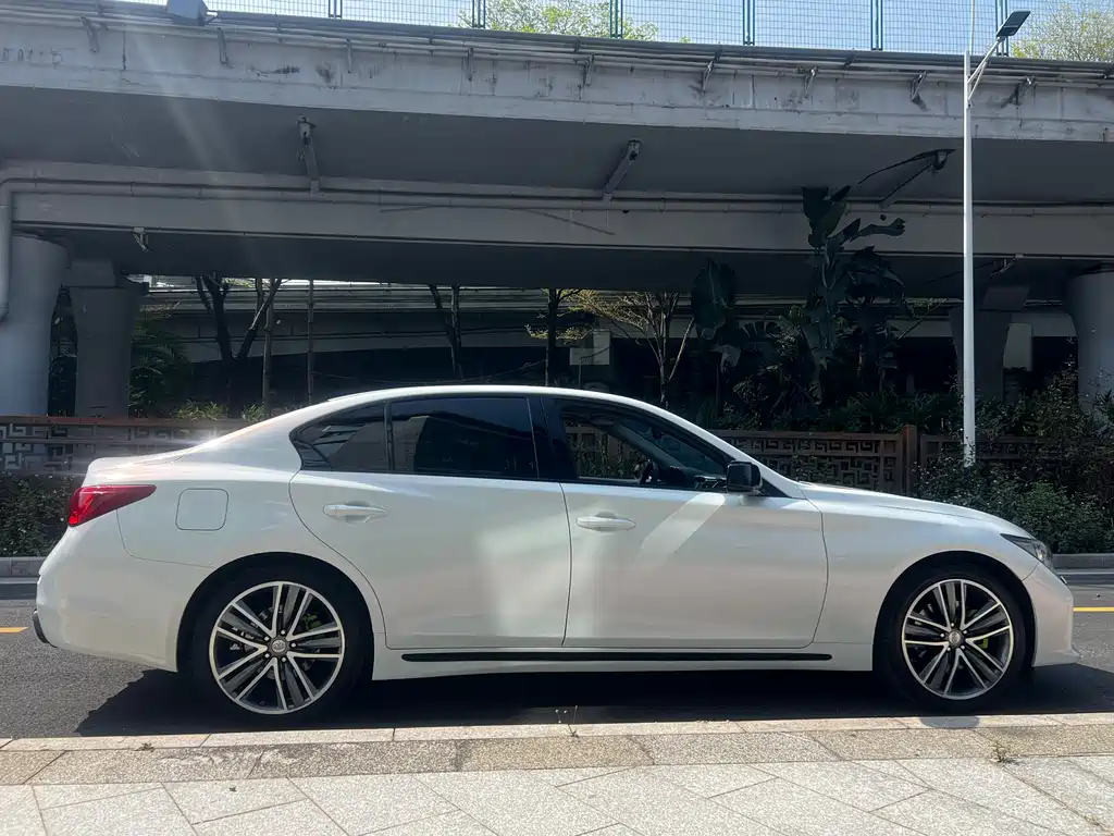 INFINITI Q50L