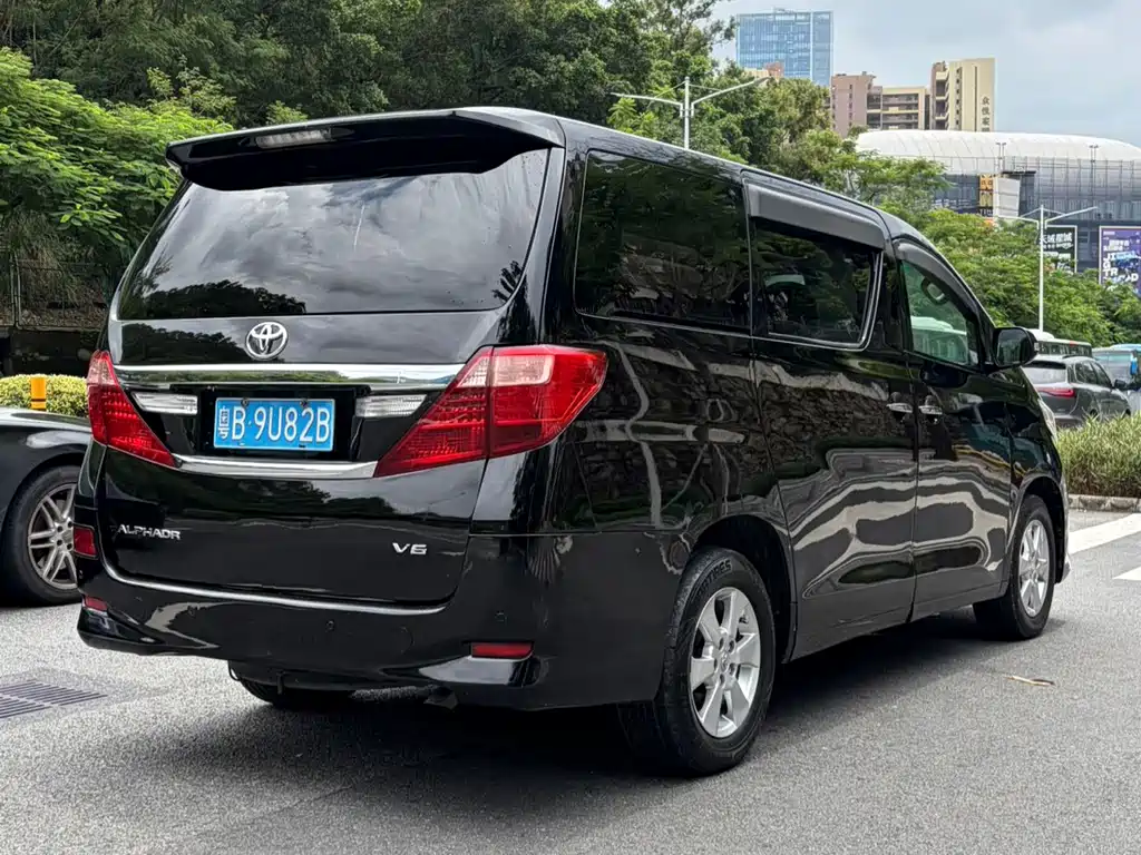 Toyota Alphard — миниатюра 5