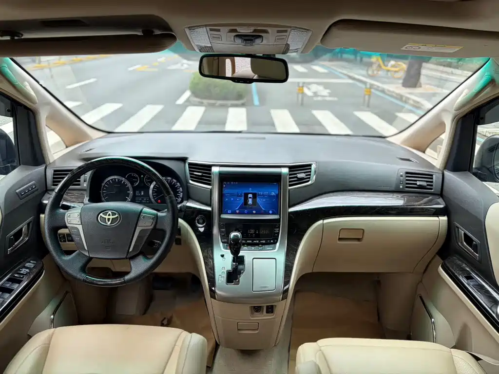 Toyota Alphard — миниатюра 10
