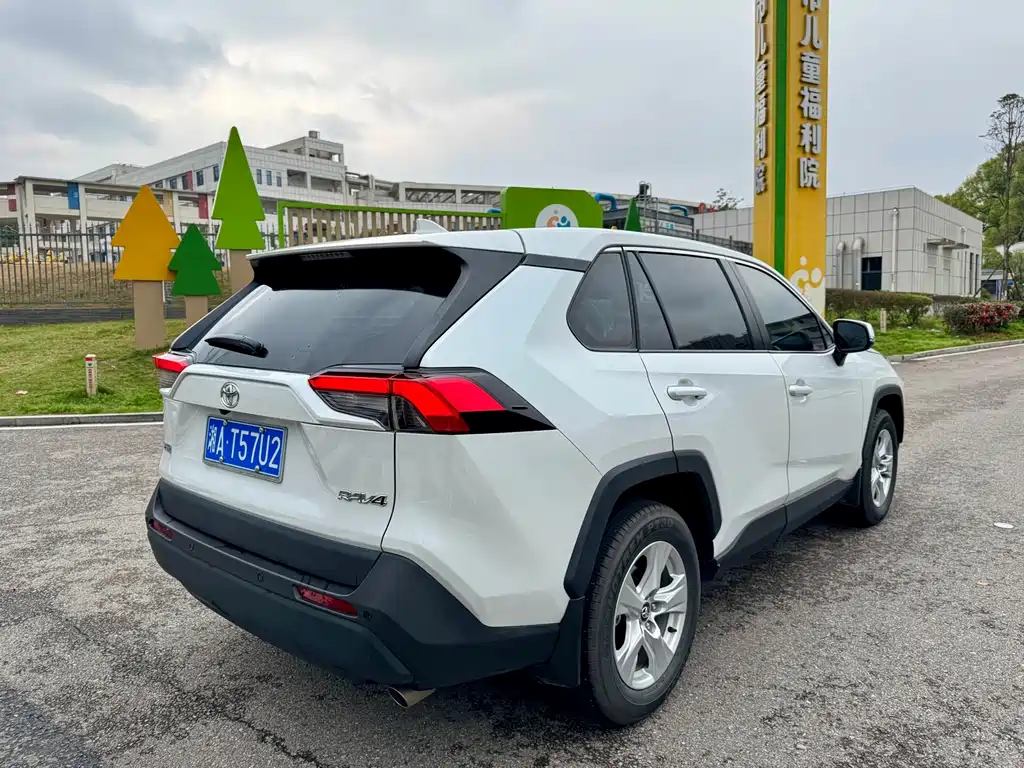 Toyota RAV4 — миниатюра 15