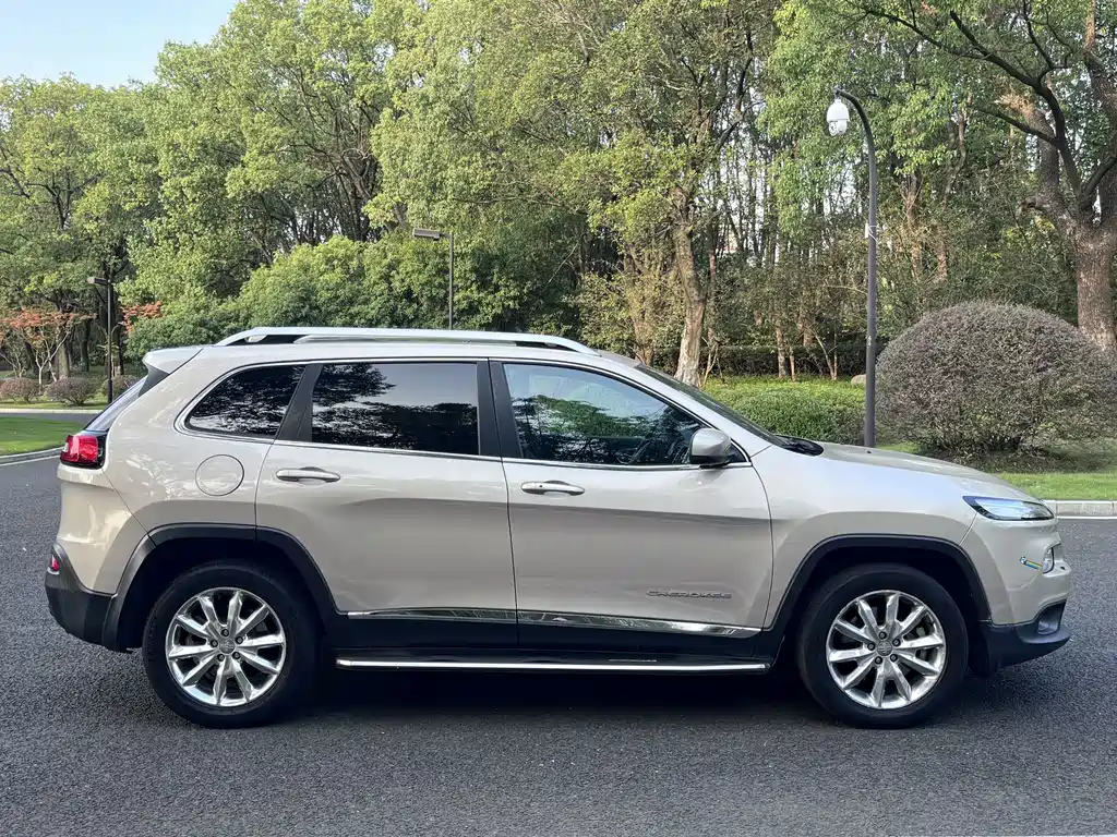 Jeep Cherokee (Import) — миниатюра 7
