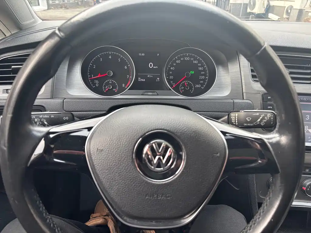 VOLKSWAGEN GOLF