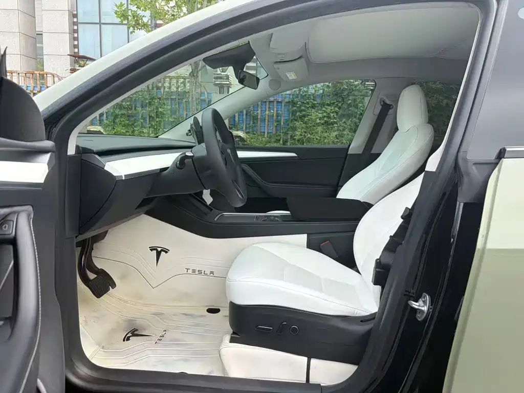 Tesla Model Y — миниатюра 7