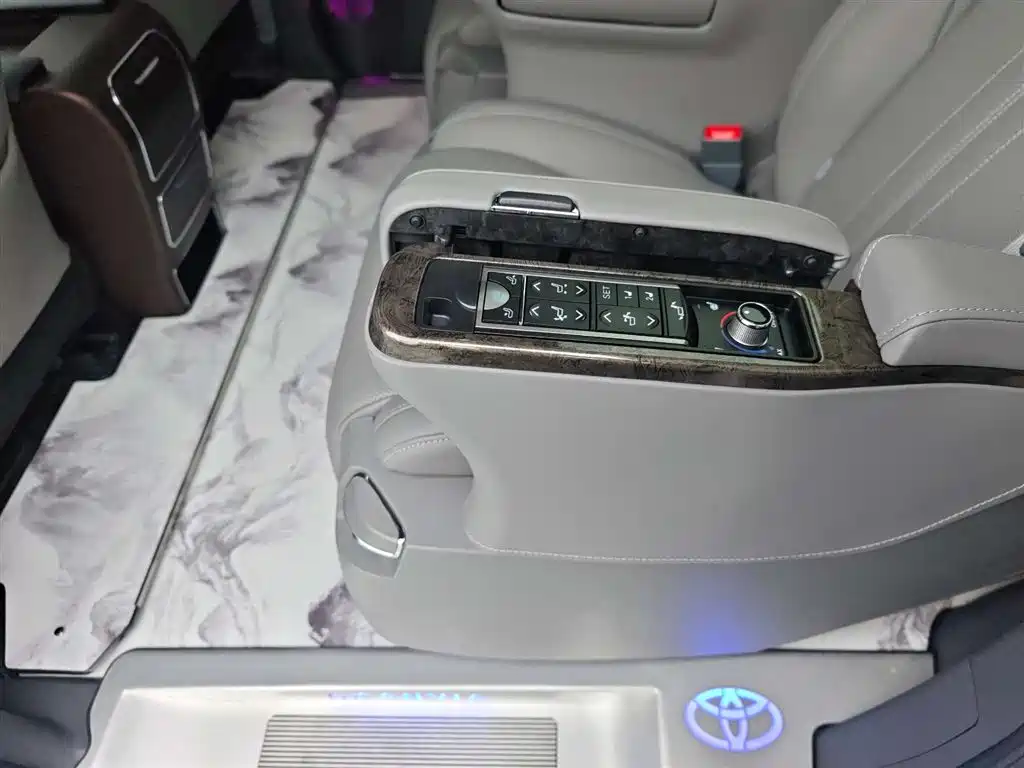 Toyota Granvia 2023 2.5L Luxury