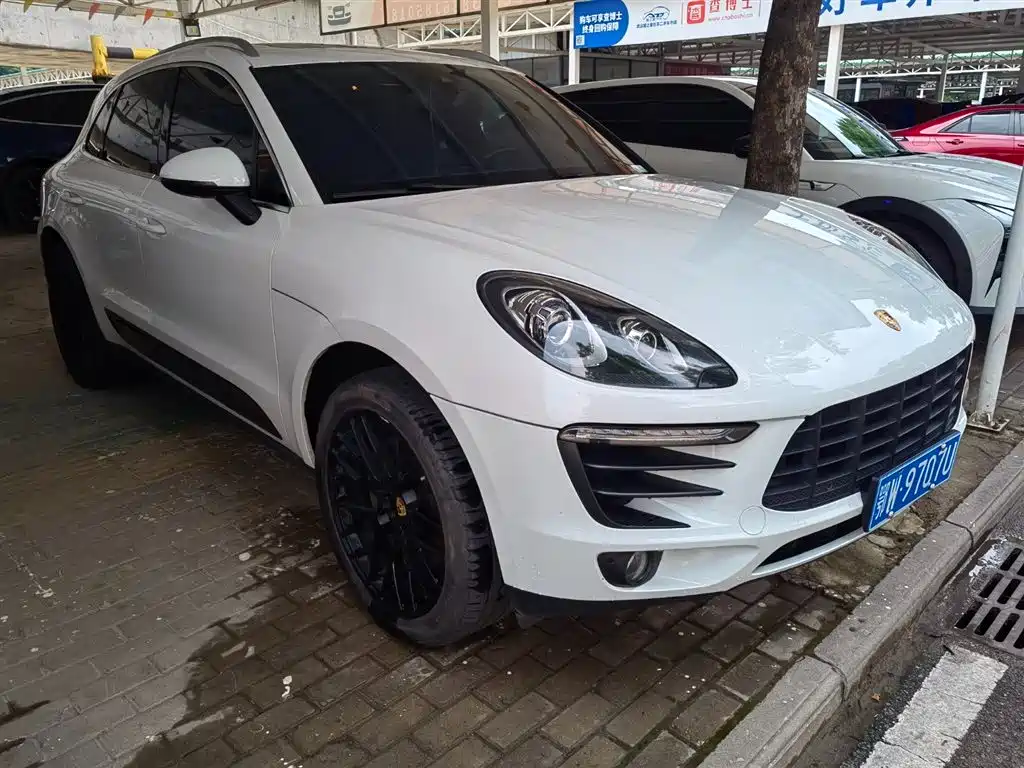 PORSCHE MACAN