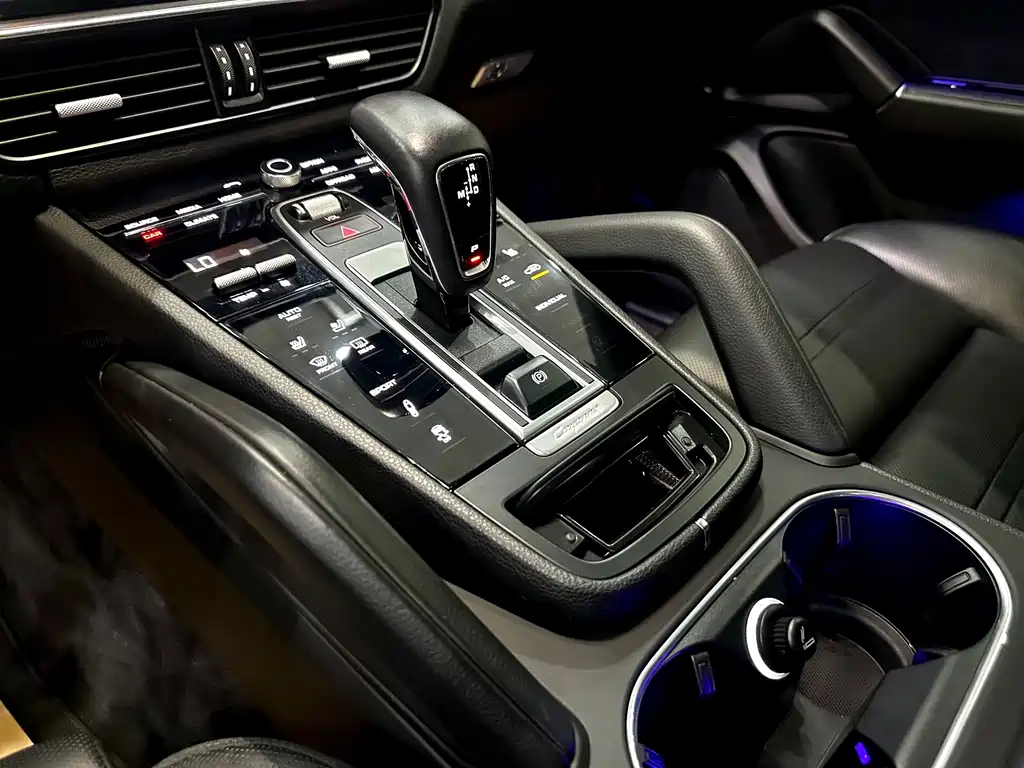 Porsche Cayenne — миниатюра 7