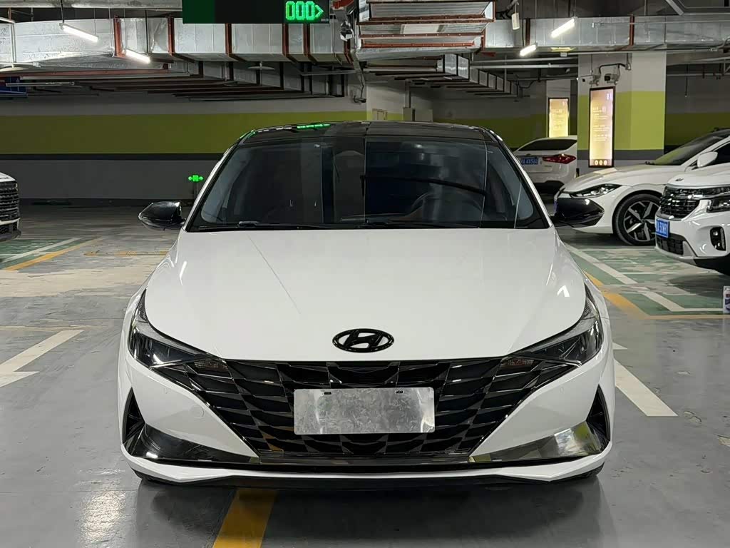 Hyundai Elantra 1.5 л 2022 г. Белый, пробег 32000 км