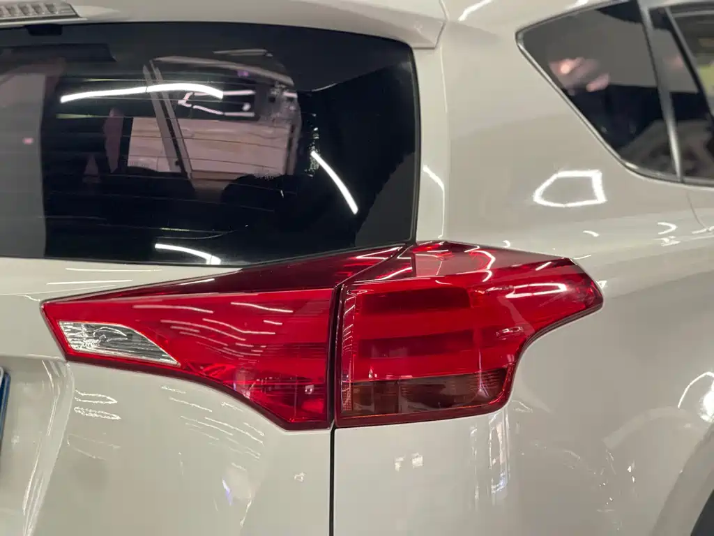 Toyota RAV4 — миниатюра 9