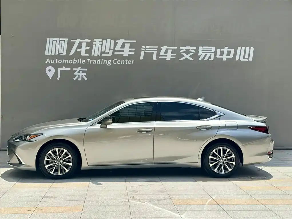 Lexus ES 2022 300h