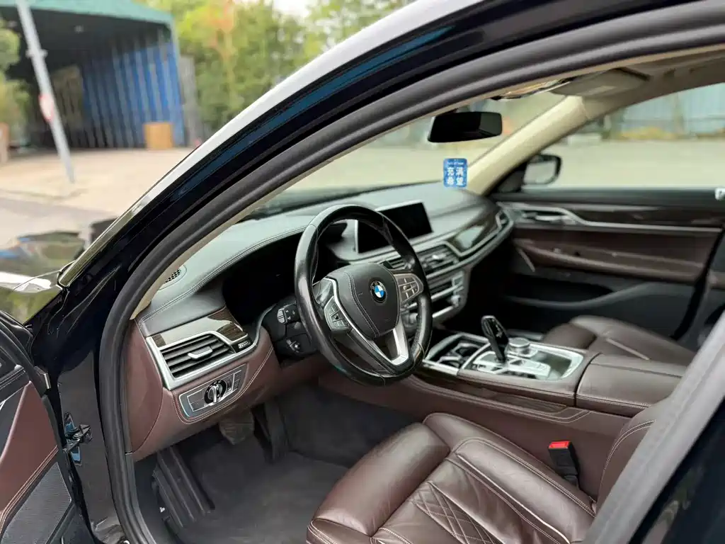 BMW 7 Series — миниатюра 5