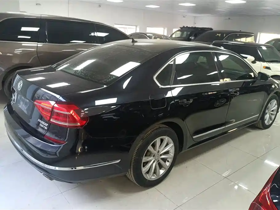 VOLKSWAGEN PASSAT