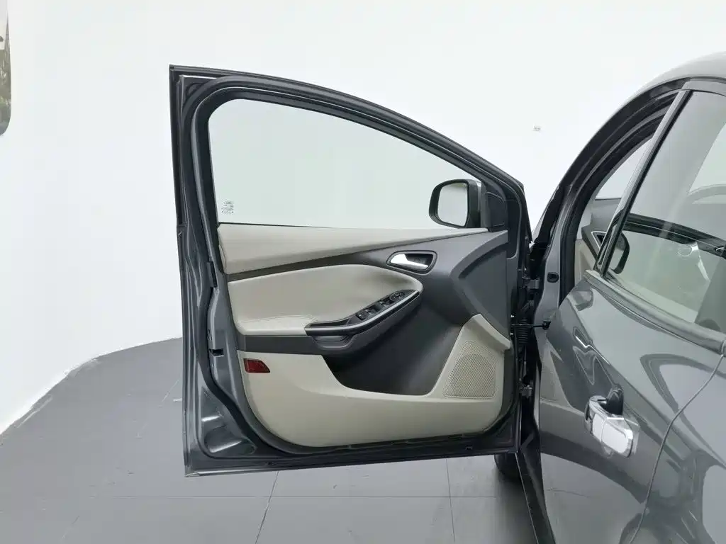 Ford Focus 2012 1.6L AT
