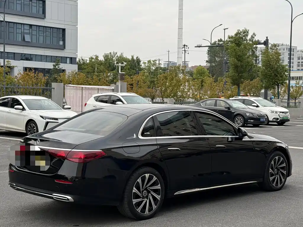 Mercedes-Benz E-Class — миниатюра 3