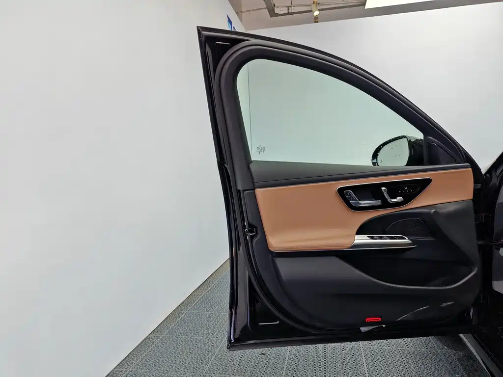 Mercedes-Benz E-Class (Import) — миниатюра 13