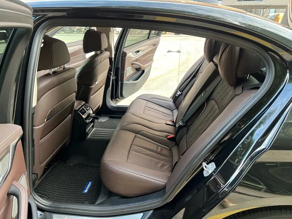BMW 5 Series — миниатюра 7
