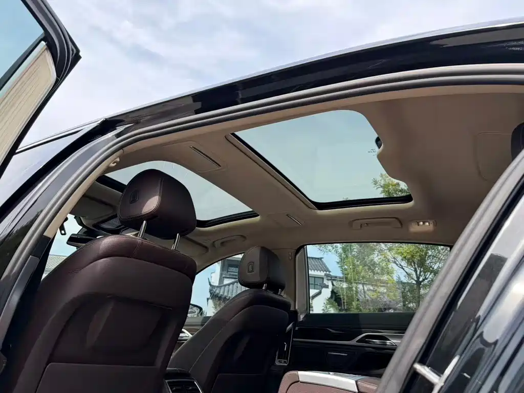 BMW 7 Series — миниатюра 17