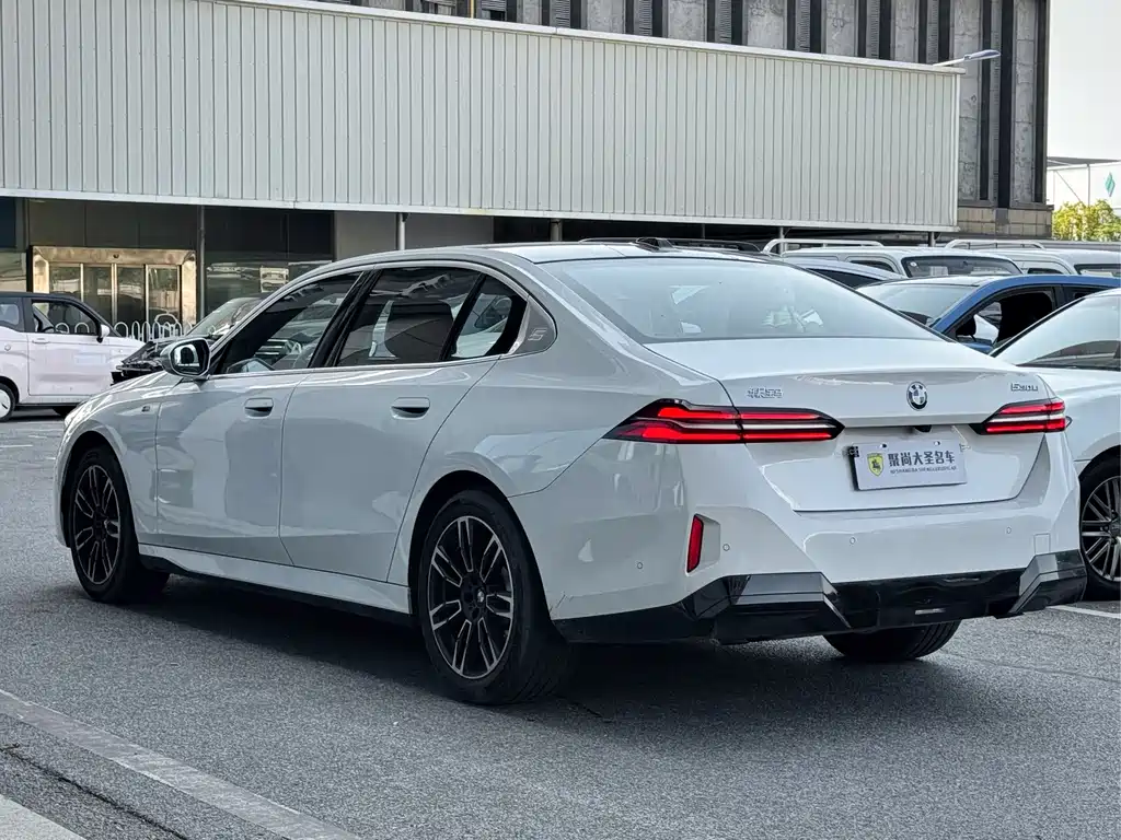 BMW 5 Series — миниатюра 9