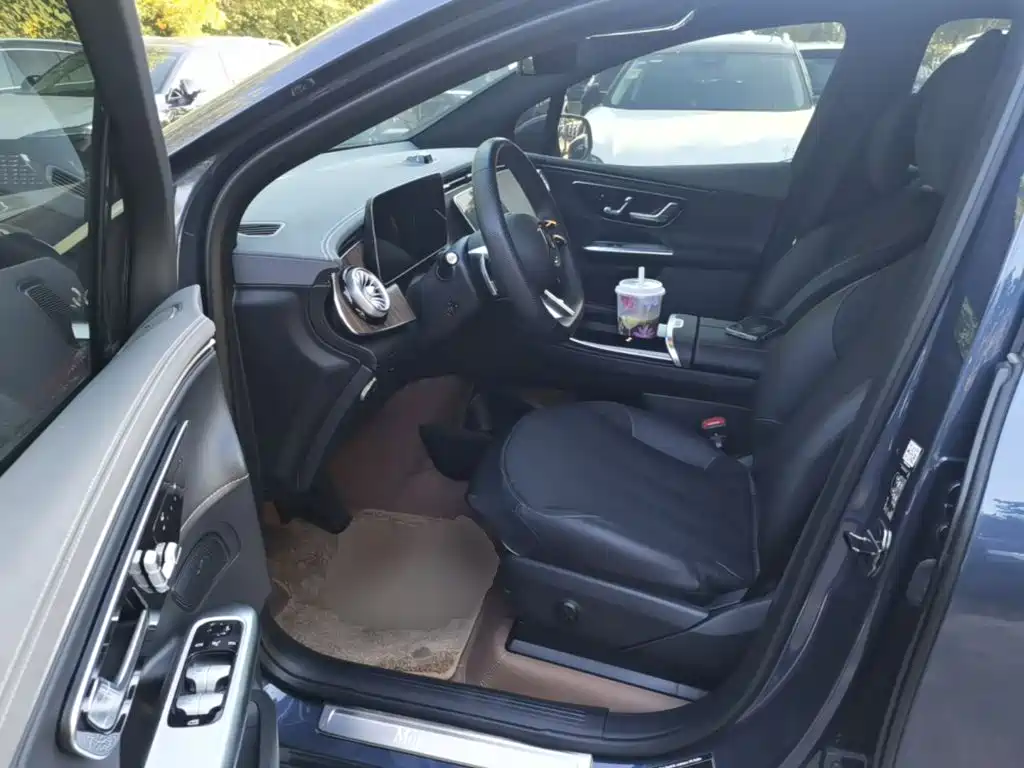Mercedes-Benz EQE SUV — миниатюра 16