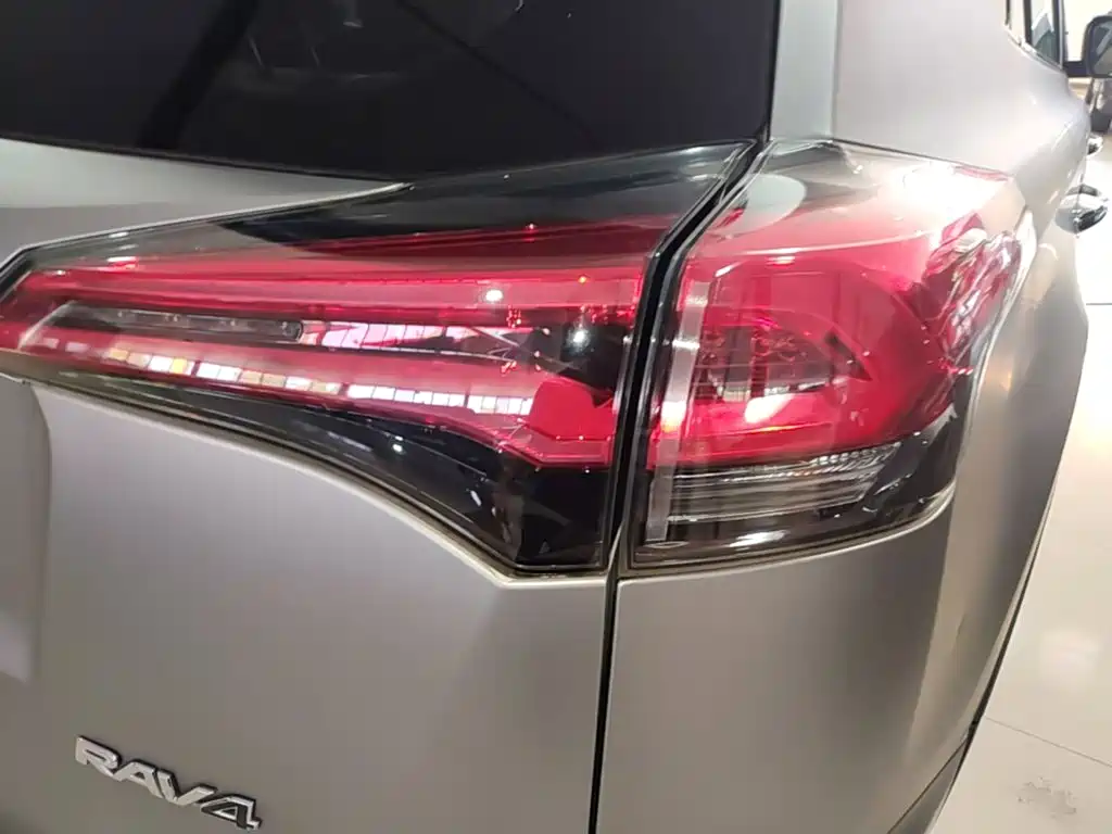 Toyota RAV4 — миниатюра 8