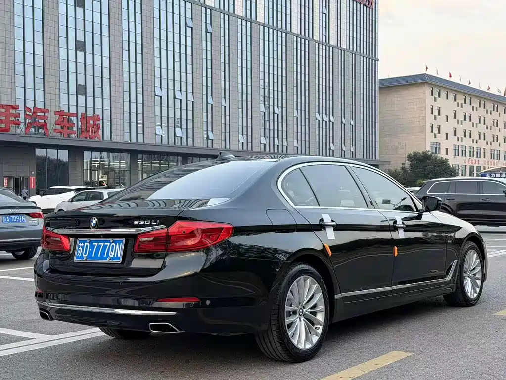 BMW 5 Series — миниатюра 12