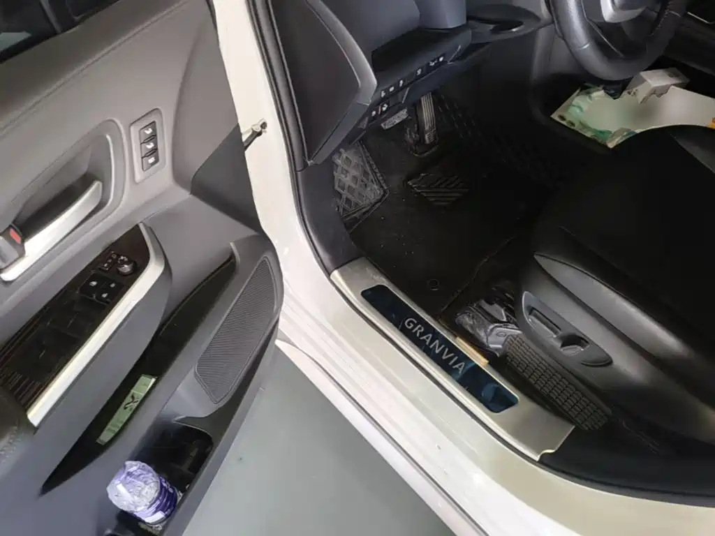 Toyota Granvia — миниатюра 16