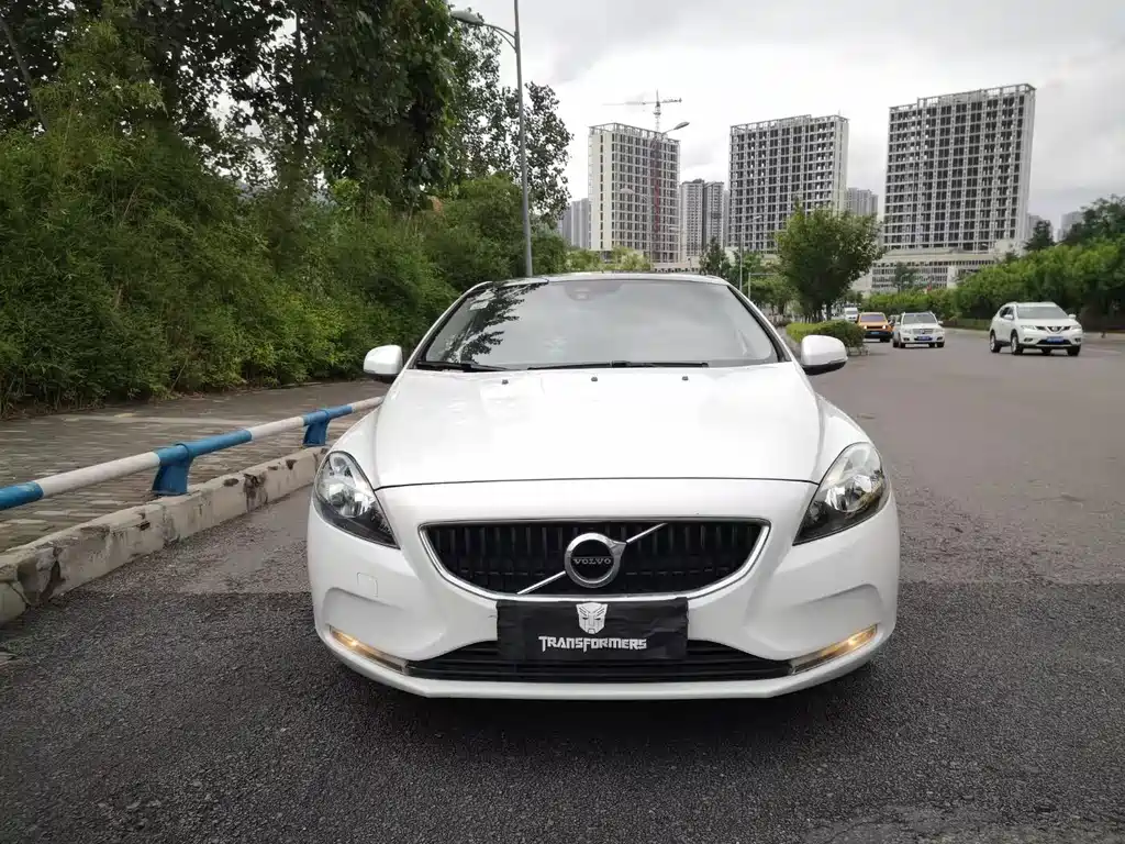 VOLVO  V40