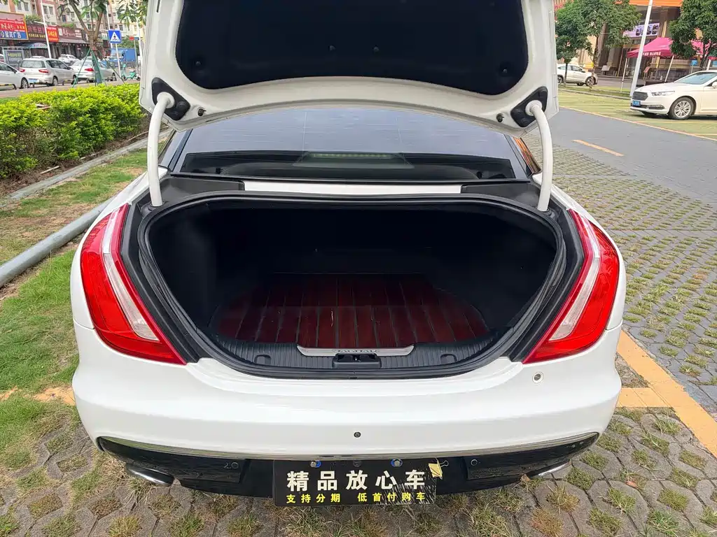 Jaguar XJ — миниатюра 15