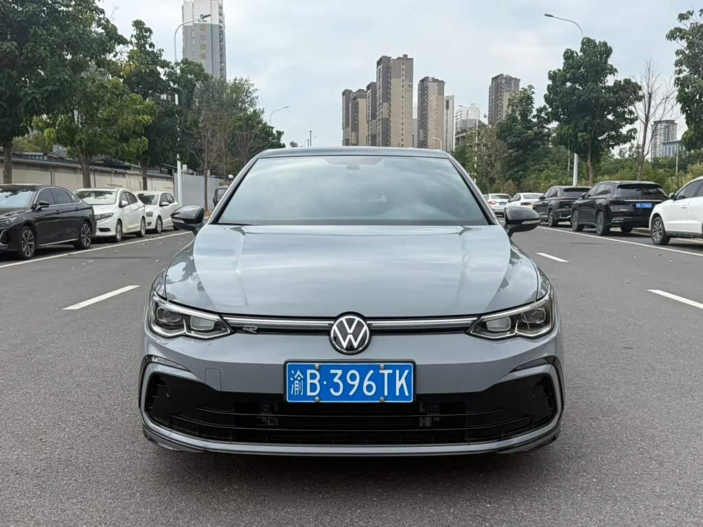 Volkswagen Golf 1.4 л 2023 г. Серебристо-серый, пробег 28000 км