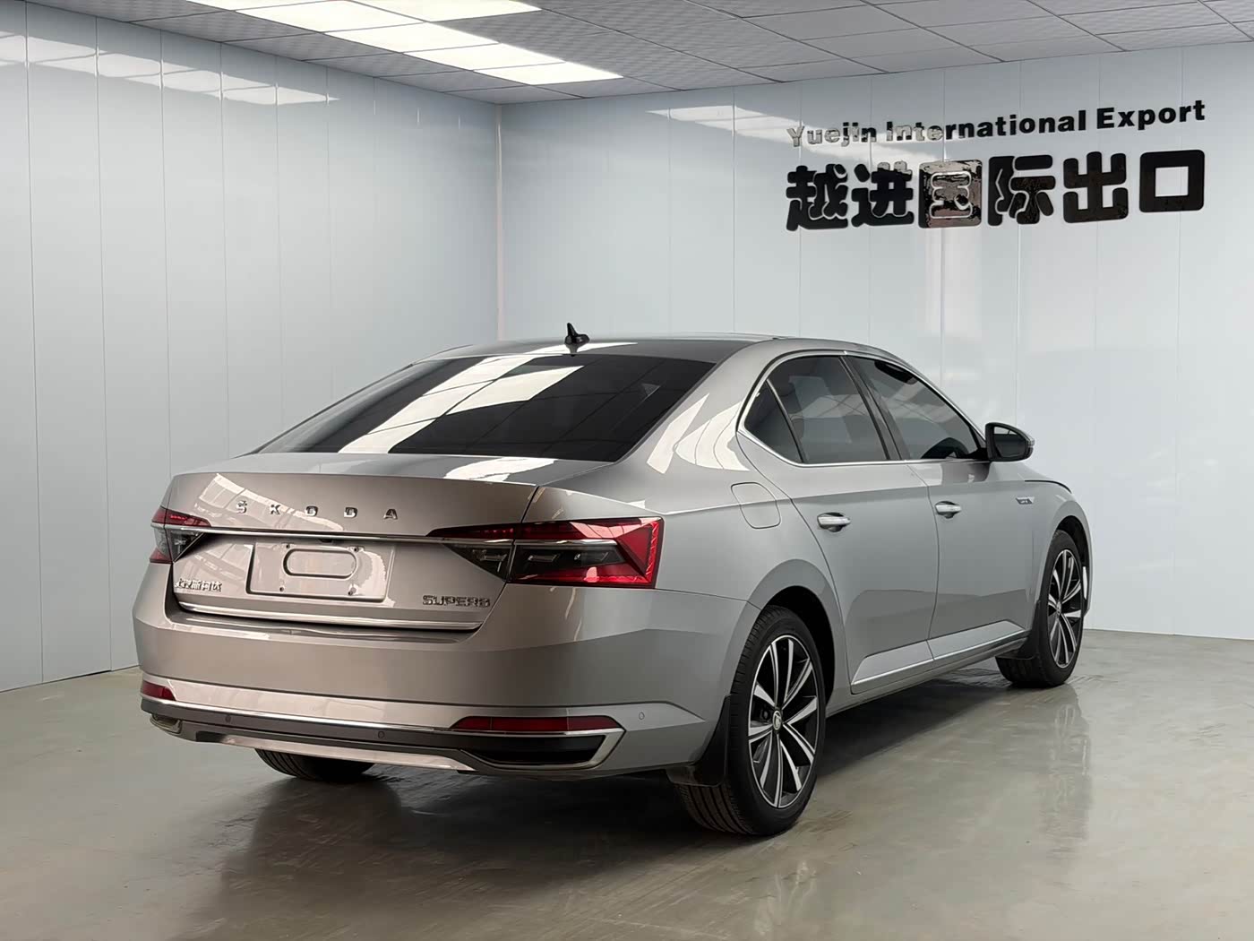 Skoda Superb 1.4 л 2023 г. Серебристо-серый, пробег 29000 км