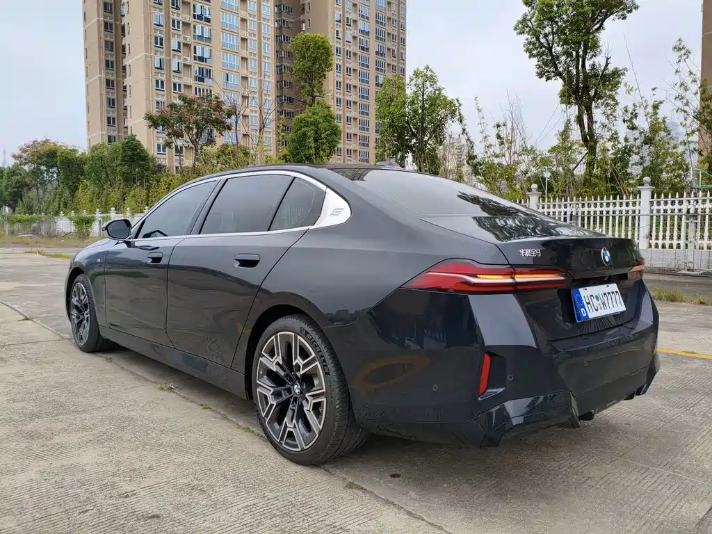 BMW 5 Series — миниатюра 9
