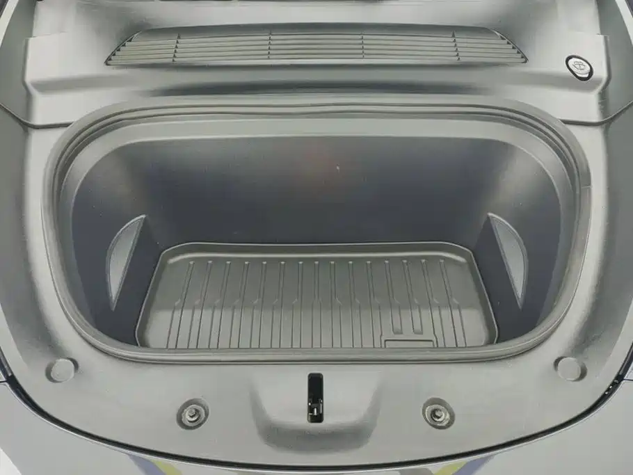 Tesla Model Y — миниатюра 10