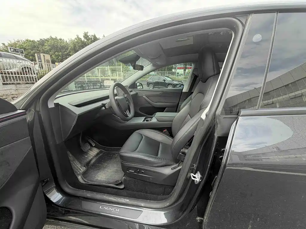 Tesla Model Y — миниатюра 8