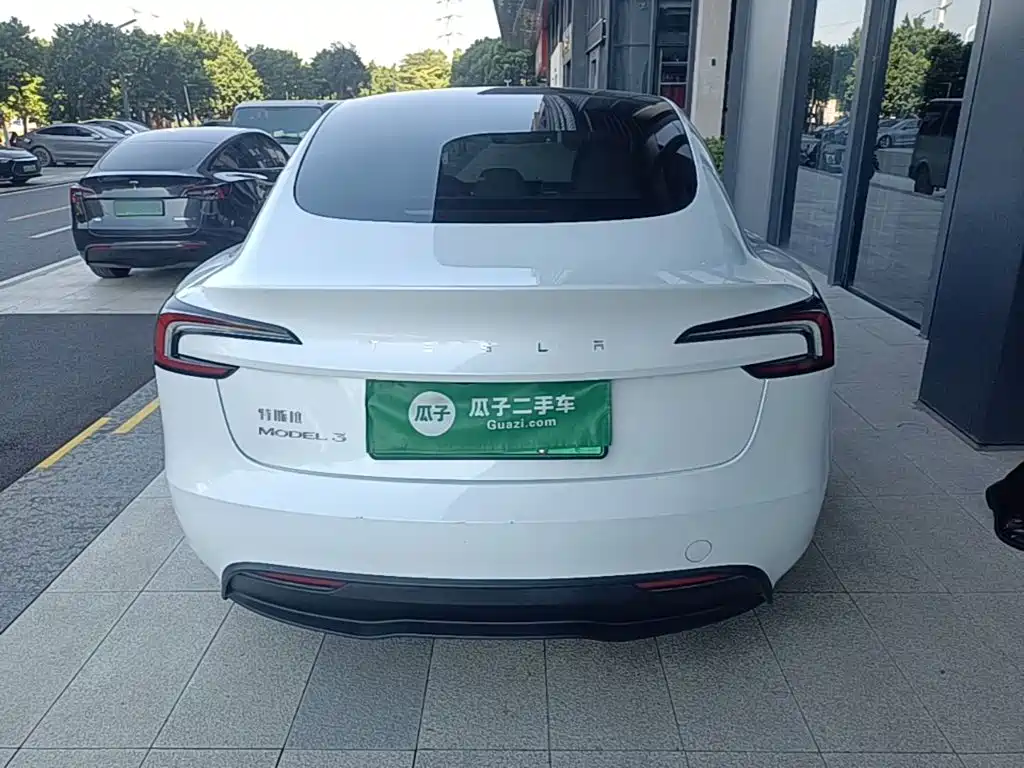 Tesla Model 3 — миниатюра 6
