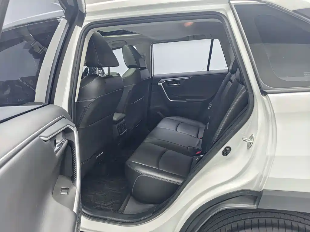 Toyota RAV4 — миниатюра 5