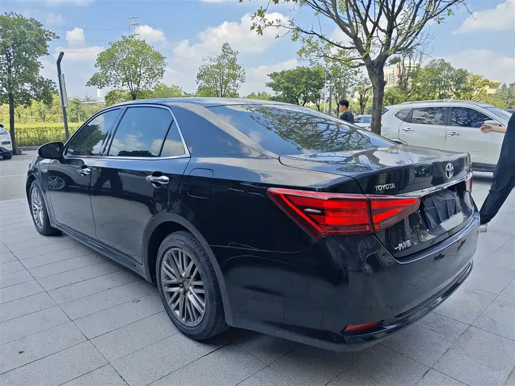 Toyota Crown — миниатюра 3